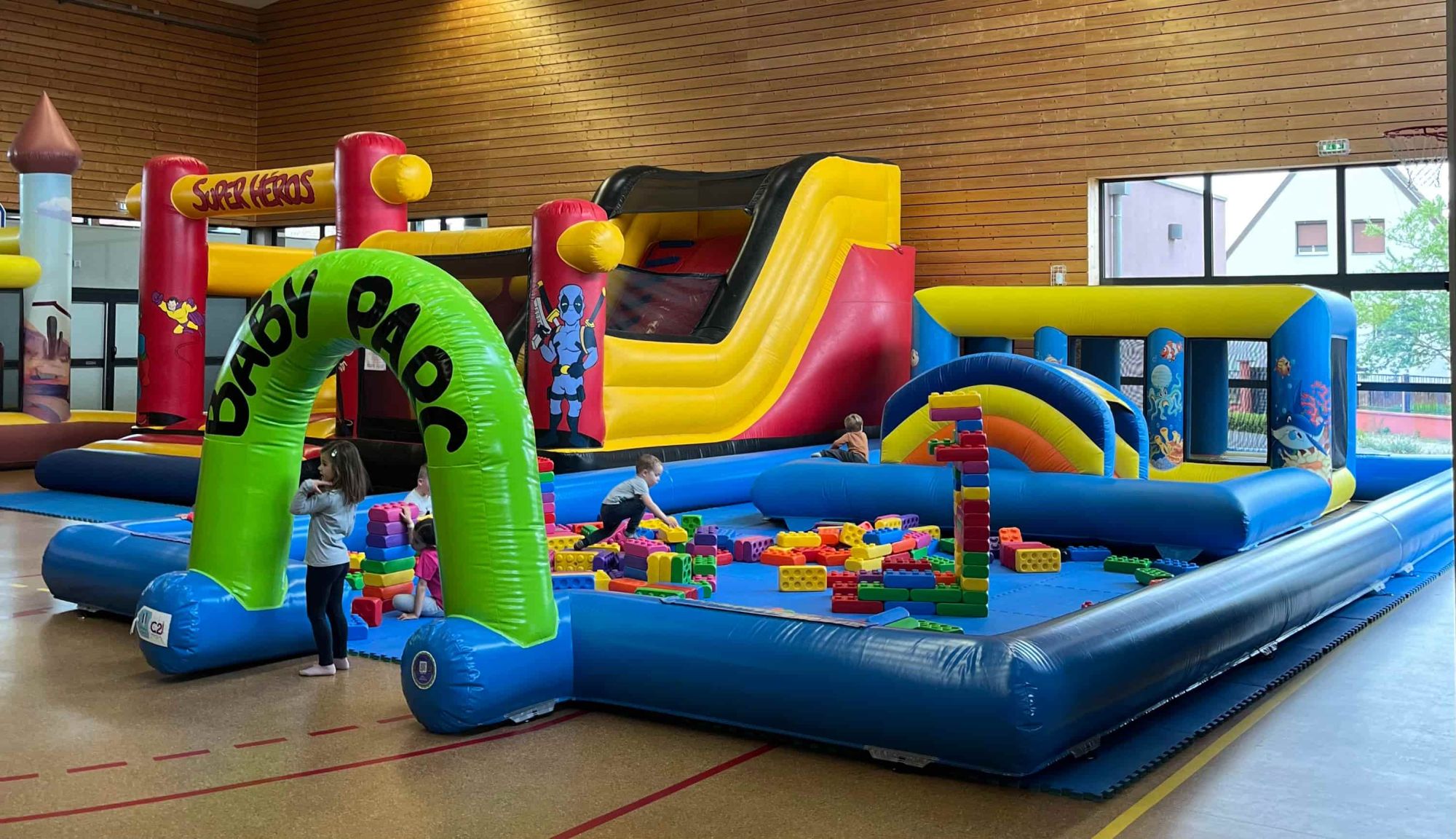 Espace Baby Parc avec arche gonflable, briques de construction géantes et petits jeux