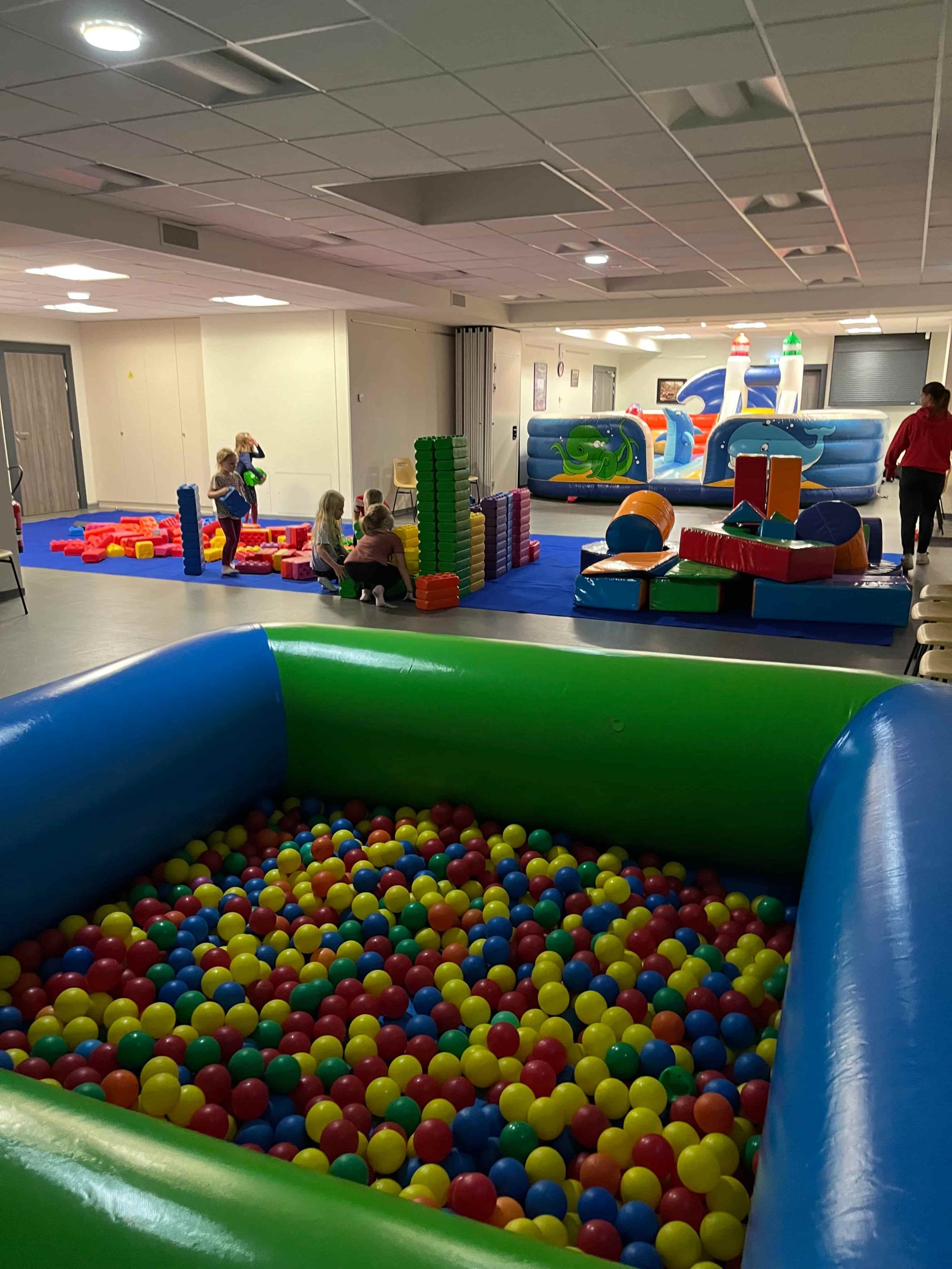 Piscine à balles colorées installée dans l'espace petite enfance du parc en 2024