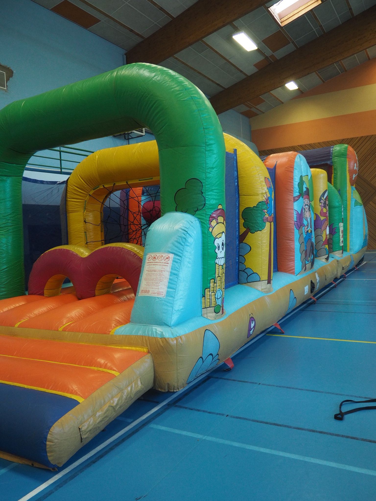 Entr&eacute;e du Parcours Pirate avec ses arches et ses obstacles d&eacute;cor&eacute;s