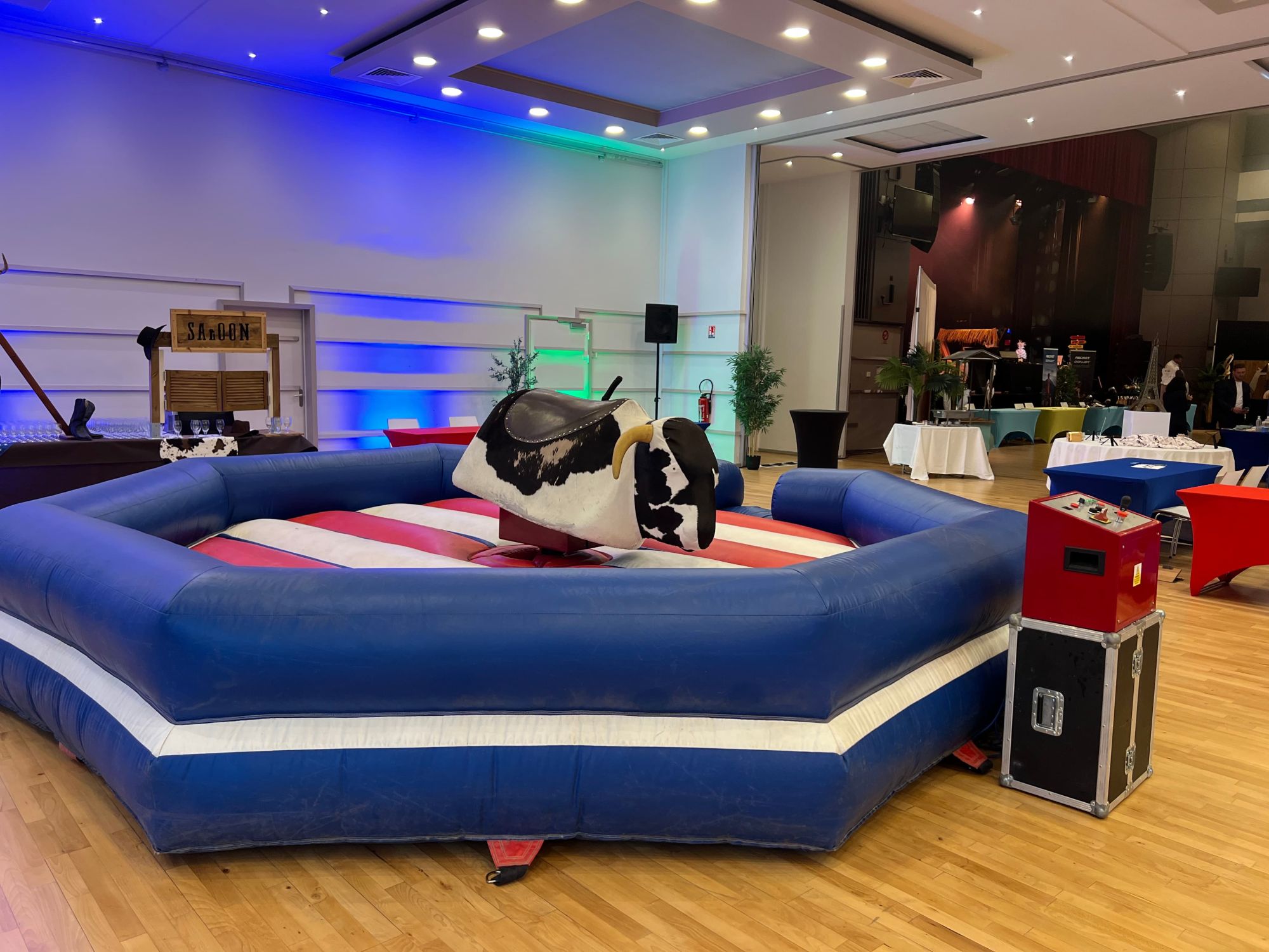 Taureau mécanique installé au centre de son arène gonflable