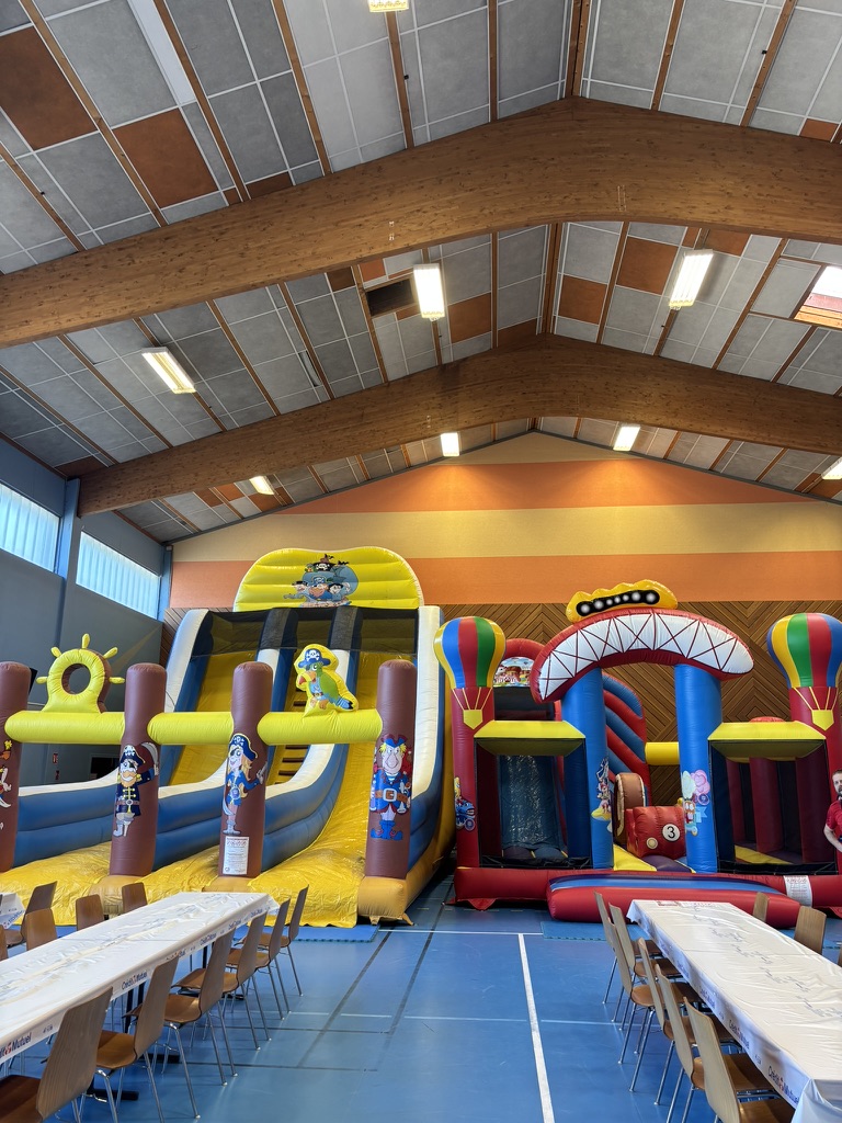 Toboggan Pirate et structure F&ecirc;te Foraine install&eacute;s dans la salle de l&rsquo;Escale