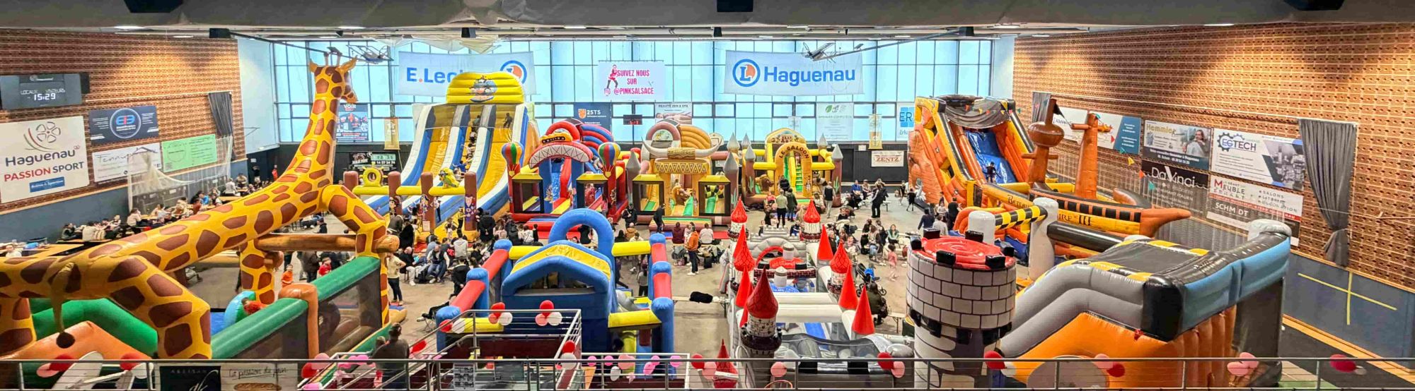 Grand Parc Tikaloc install&eacute; en int&eacute;rieur &agrave; Haguenau avec de nombreuses structures gonflables pour enfants.