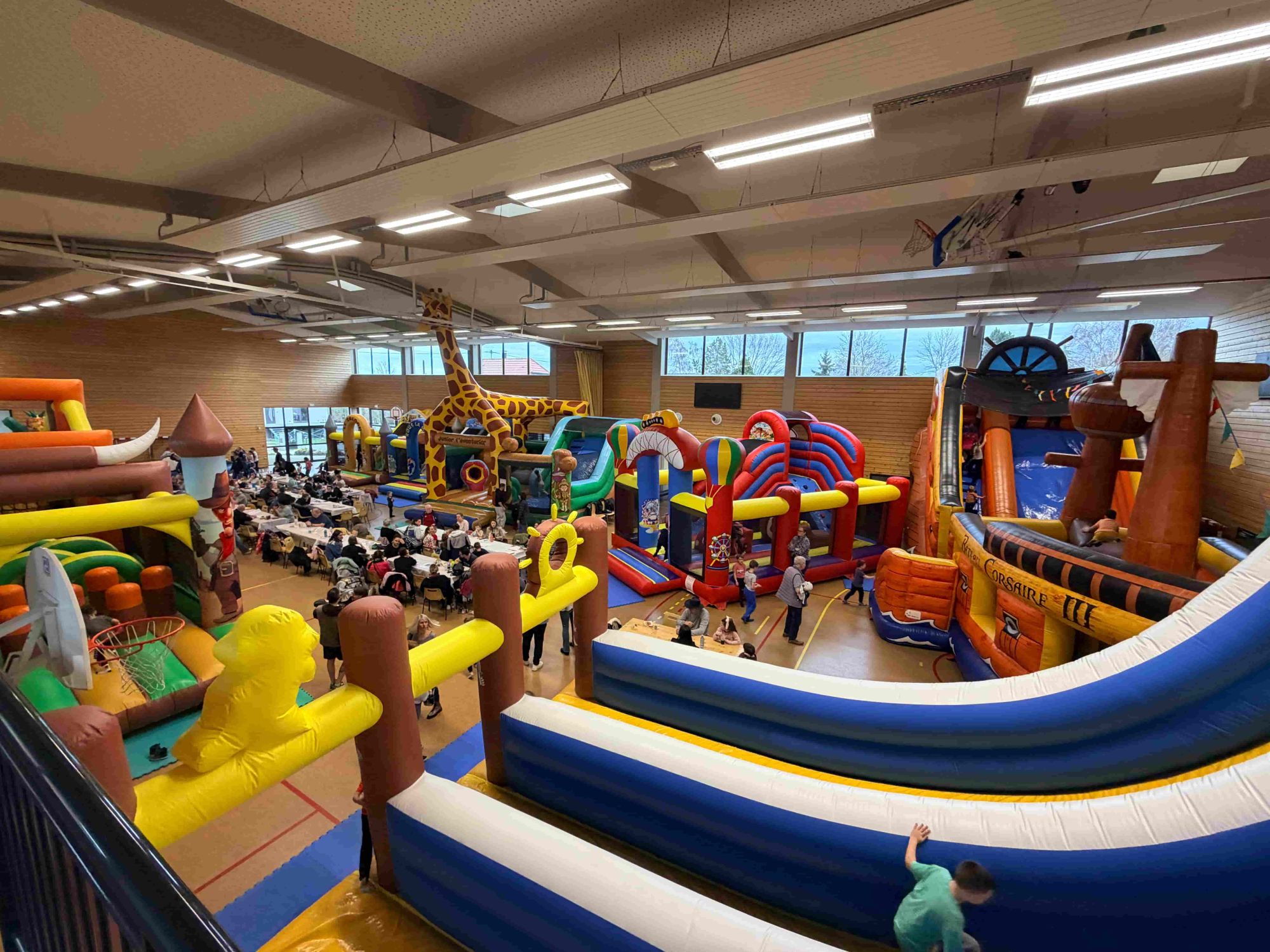 Grand espace de structures gonflables Tikaloc install&eacute; dans une salle en Alsace.