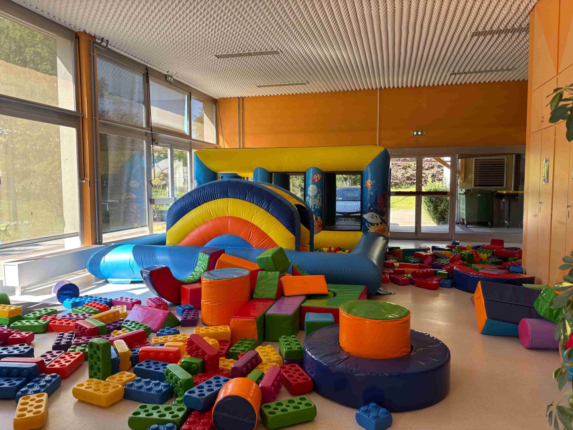 Zone Baby Tikaloc avec structure gonflable, LEGO g&eacute;ants et jeux en mousse pour les plus petits.