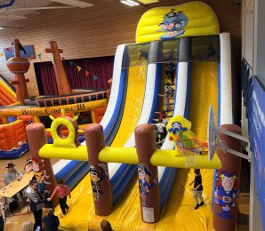 Toboggan gonflable Pirate avec deux pistes de glisse