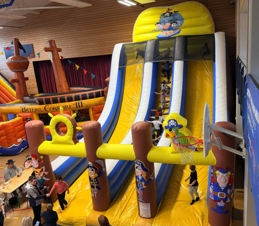 Toboggan gonflable Pirate avec deux pistes de glisse