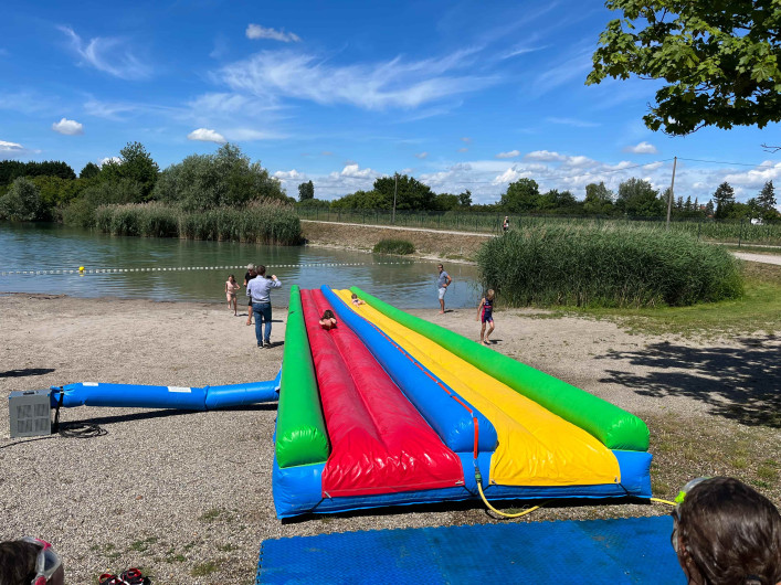 Ventre-glisse gonflable pour anniversaire en été