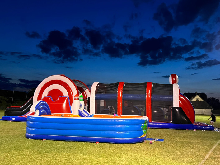 Parcours Ninja gonflable avec obstacles techniques pour adolescents et adultes