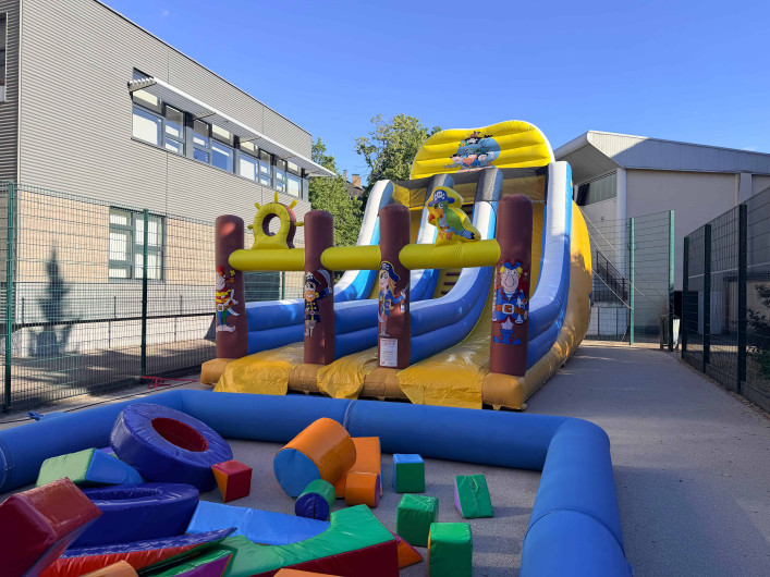 Grand toboggan gonflable sur le thème pirate pour enfants