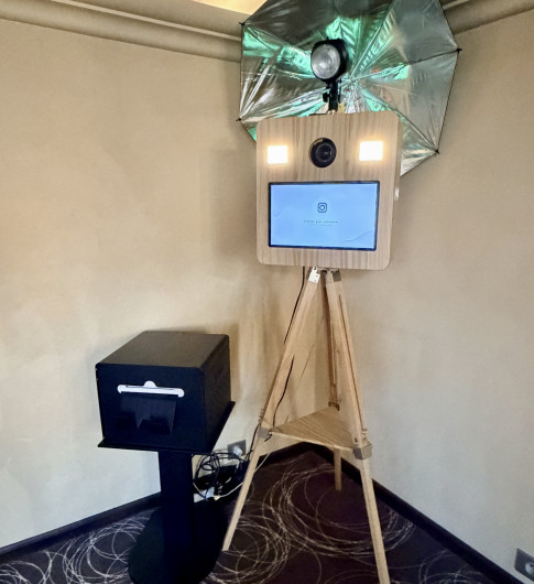 Une borne photo élégante avec impressions instantanées, galerie numérique et personnalisation des cadres photo.