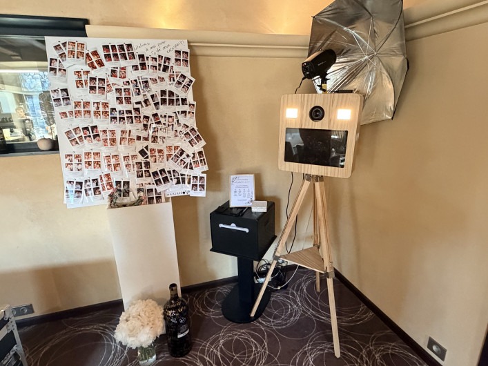 Photobooth en bois disponible à la location à Strasbourg, Haguenau et partout en Alsace pour les mariages, anniversaires et événements d’entreprise.