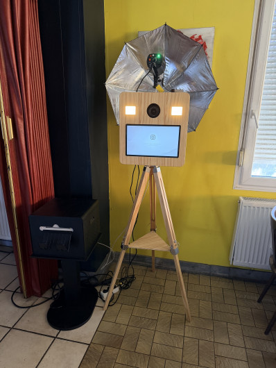 Le Photobooth Bois devient une animation incontournable lors des mariages grâce à ses photos de qualité professionnelle et à son partage numérique.