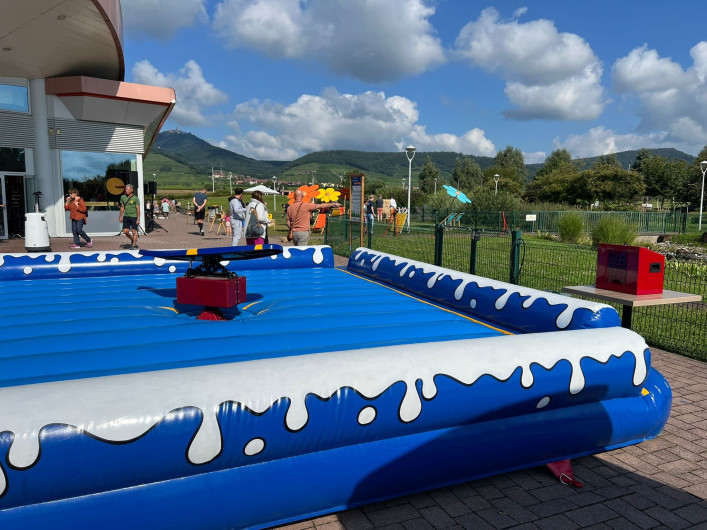 Surf mécanique installé pour une animation estivale en Alsace