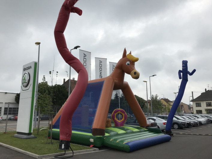 structure gonflable en forme de cheval