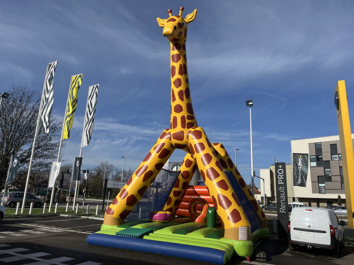 structure gonflable en forme de girafe