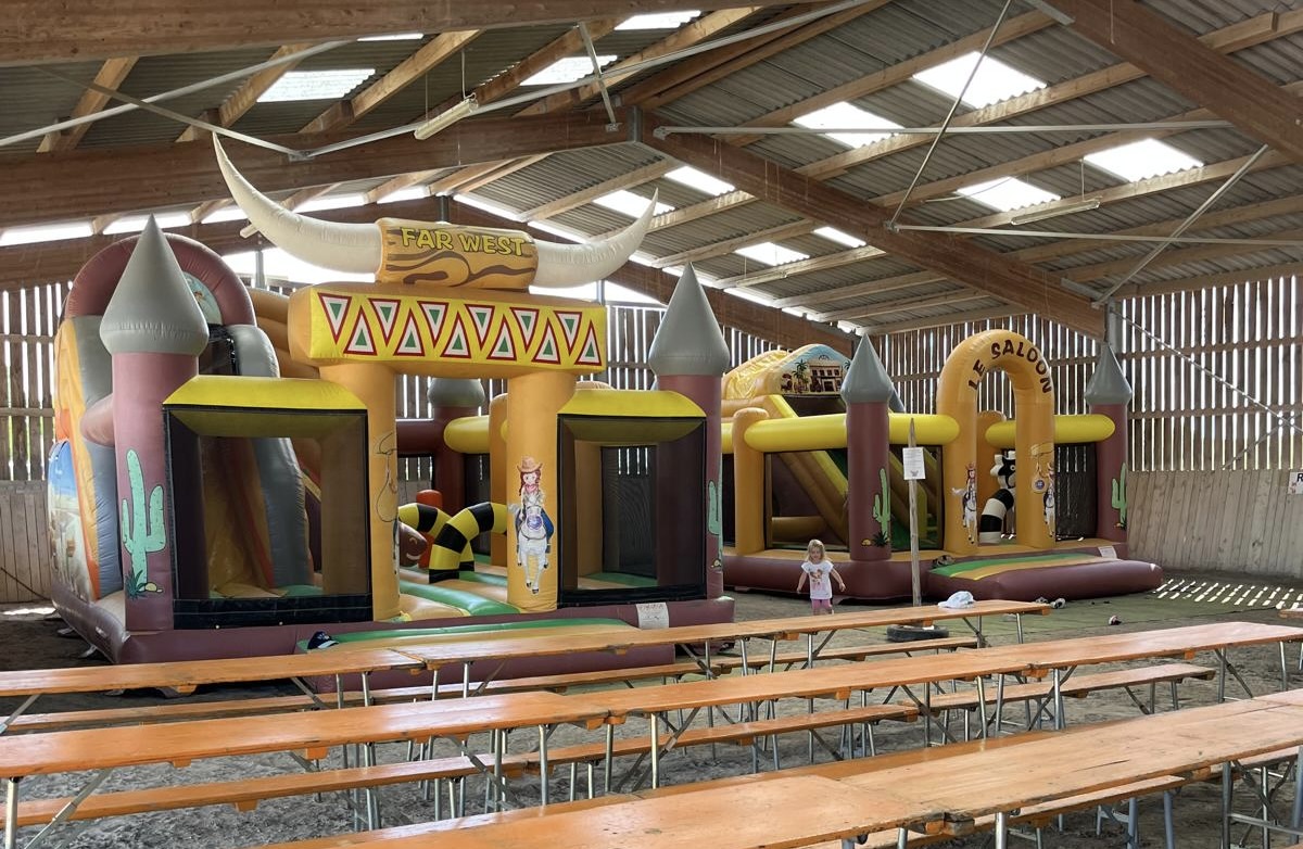 Journ&eacute;e western avec structures gonflables