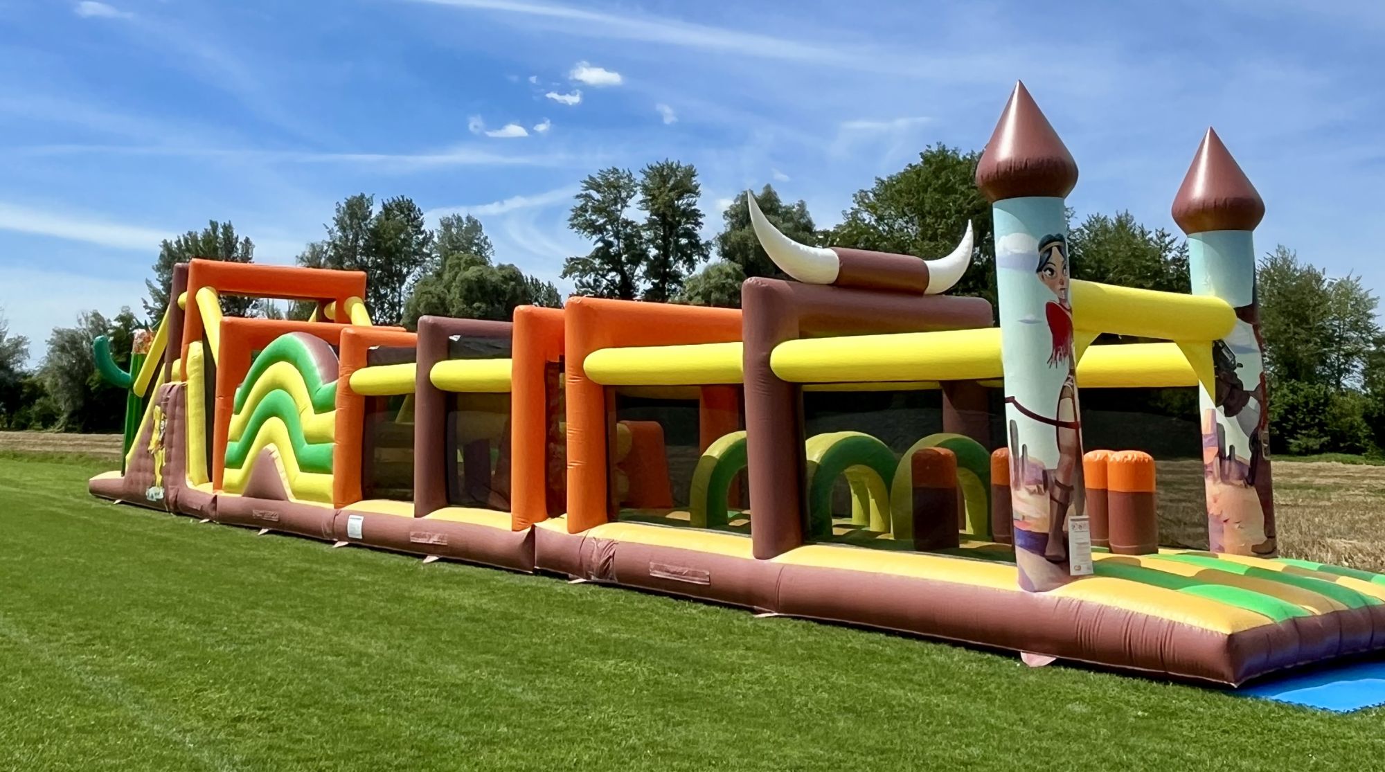 Parcours gonflable western pour les enfants